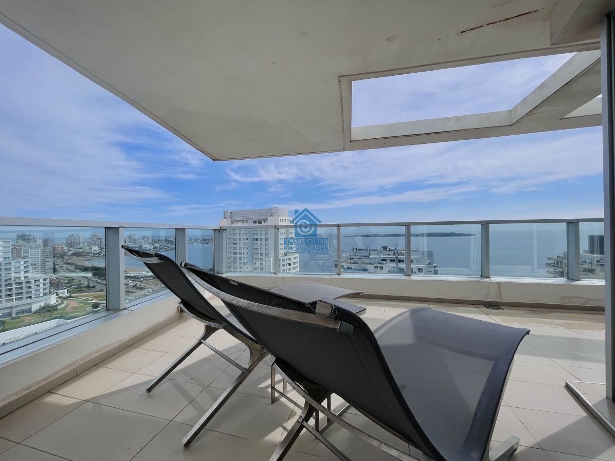 Venta de Excelente Penthouse de 2 Dormitorios y Parrillero con vistas a Playa Mansa, Punta del Este 