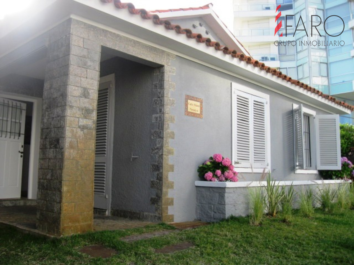 Casa en la Mansa 3 dormitorios y dependencia, jardín con parrillero