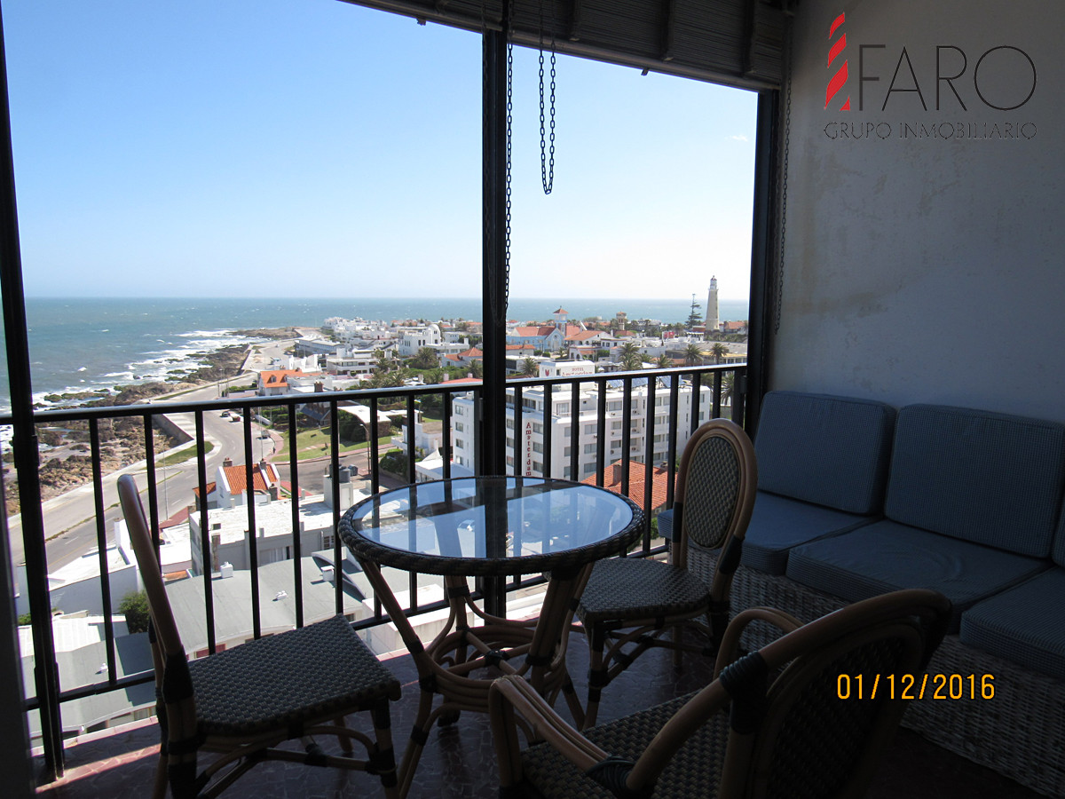 Apartamento en Península 2 dormitorios con muy linda vista a Playa Brava