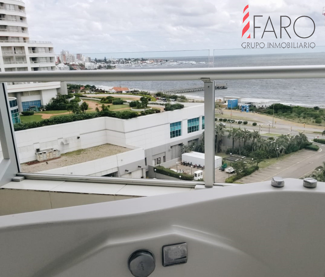 Apartamento en Mansa 3 dormitorios y servicio con balcón y jacuzzi