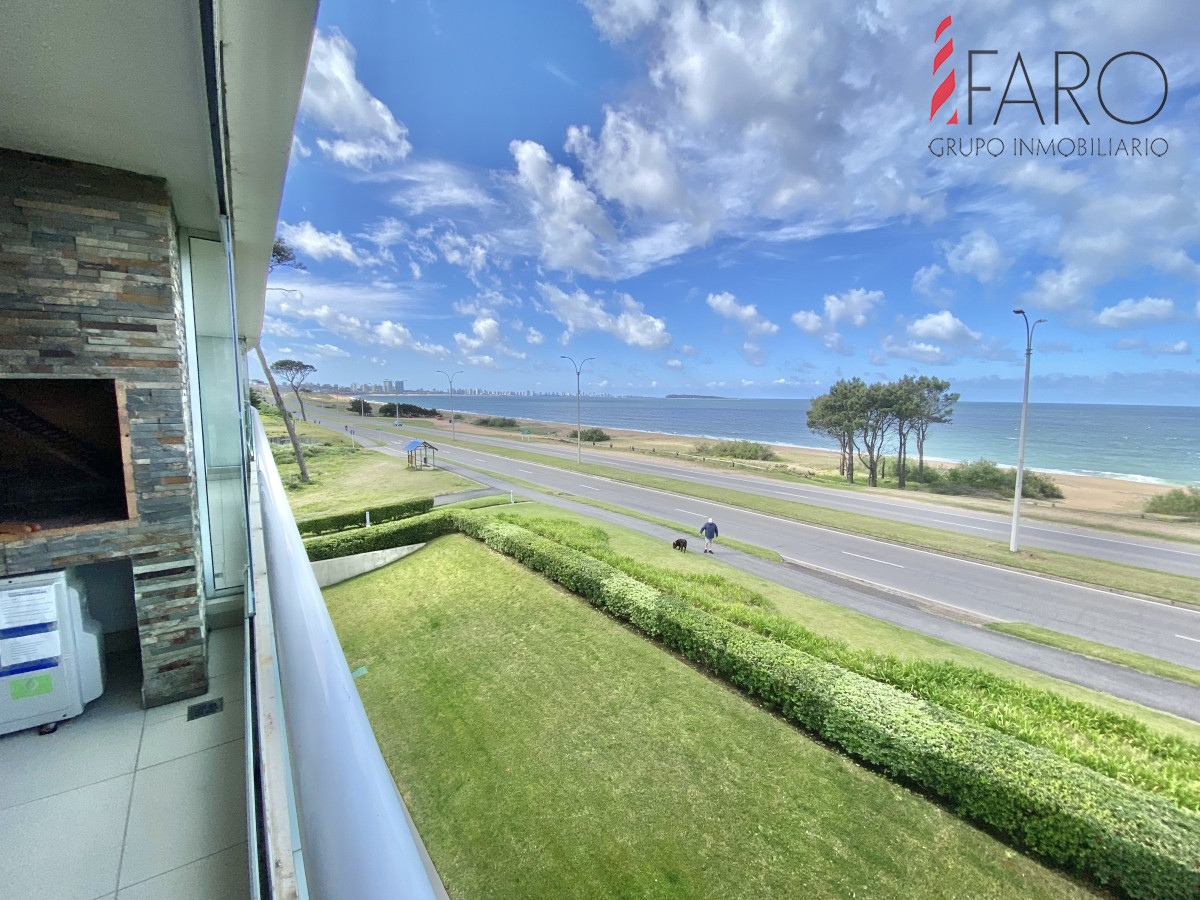 VENTA DE  APARTAMENTO DE 2 DORMITORIOS FRENTE AL MAR EN EDIFICIO CRUCEROS PUNTA DEL ESTE 