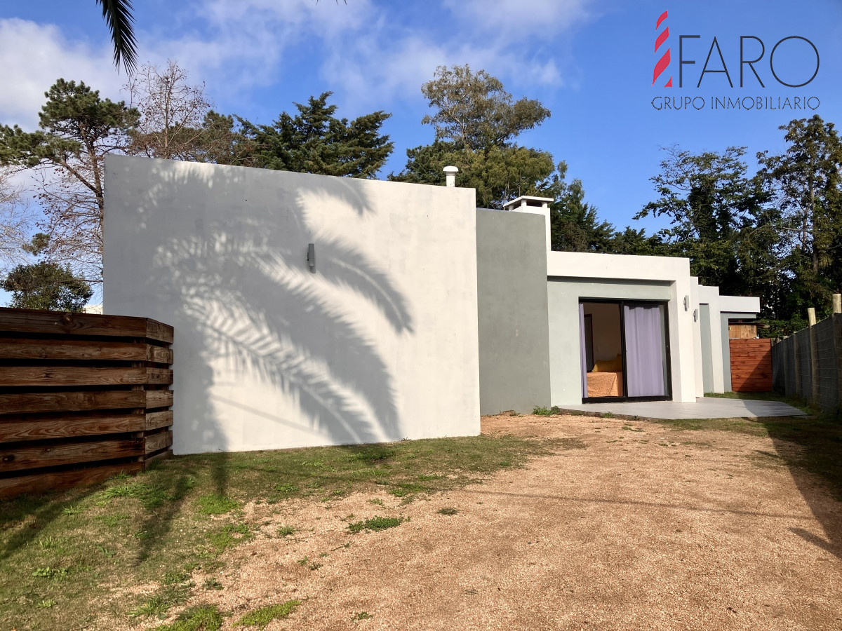 Casa reciclada a estrenar de 3 dormitorios, depto de huéspedes. Piscina, parrillero.