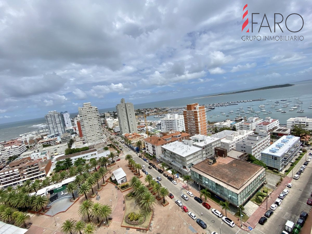 apartamento de 3 dormitorios en venta en Punta del Este, vista al puerto