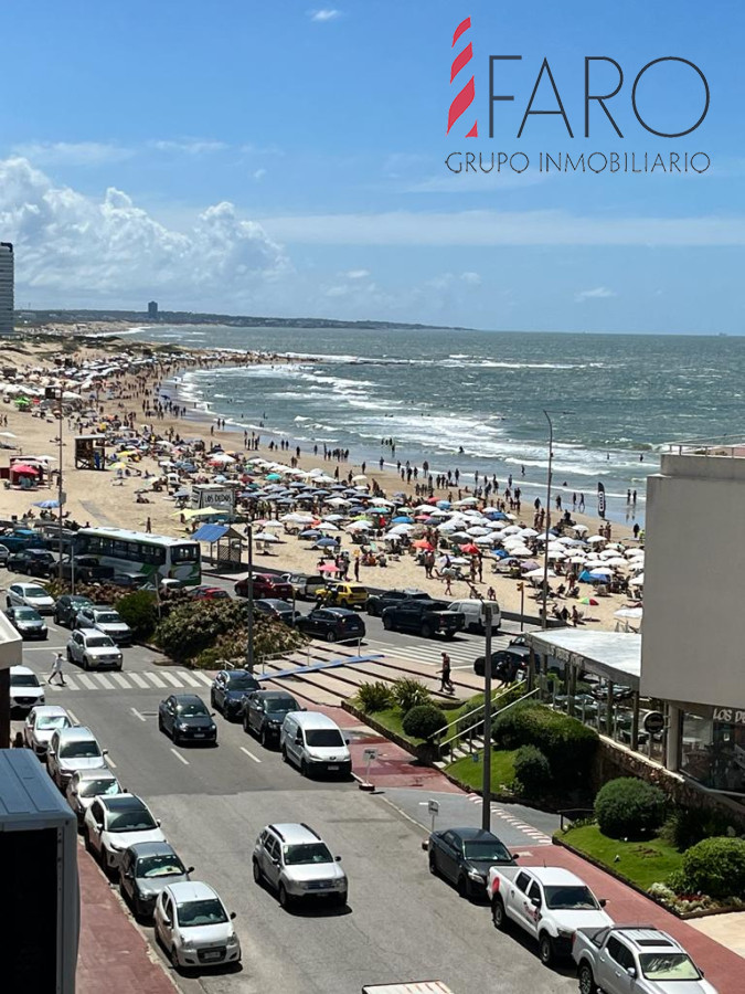 Apartamento esquinero de 2 dormitorios en venta, en Punta del Este*