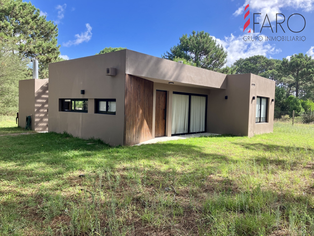 Casa en el bosque disponible en alquiler anual.