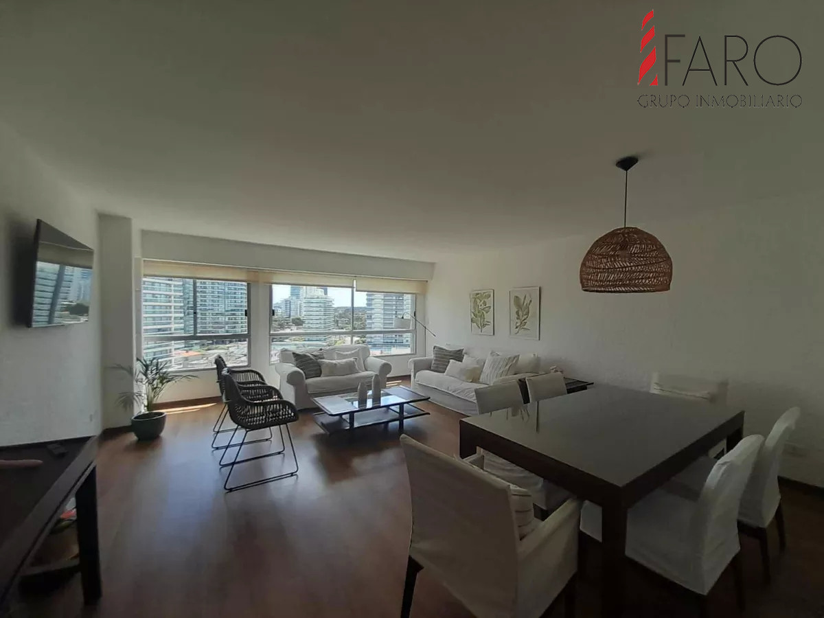 Apartamento en playa Brava parada 2 en excelente estado.