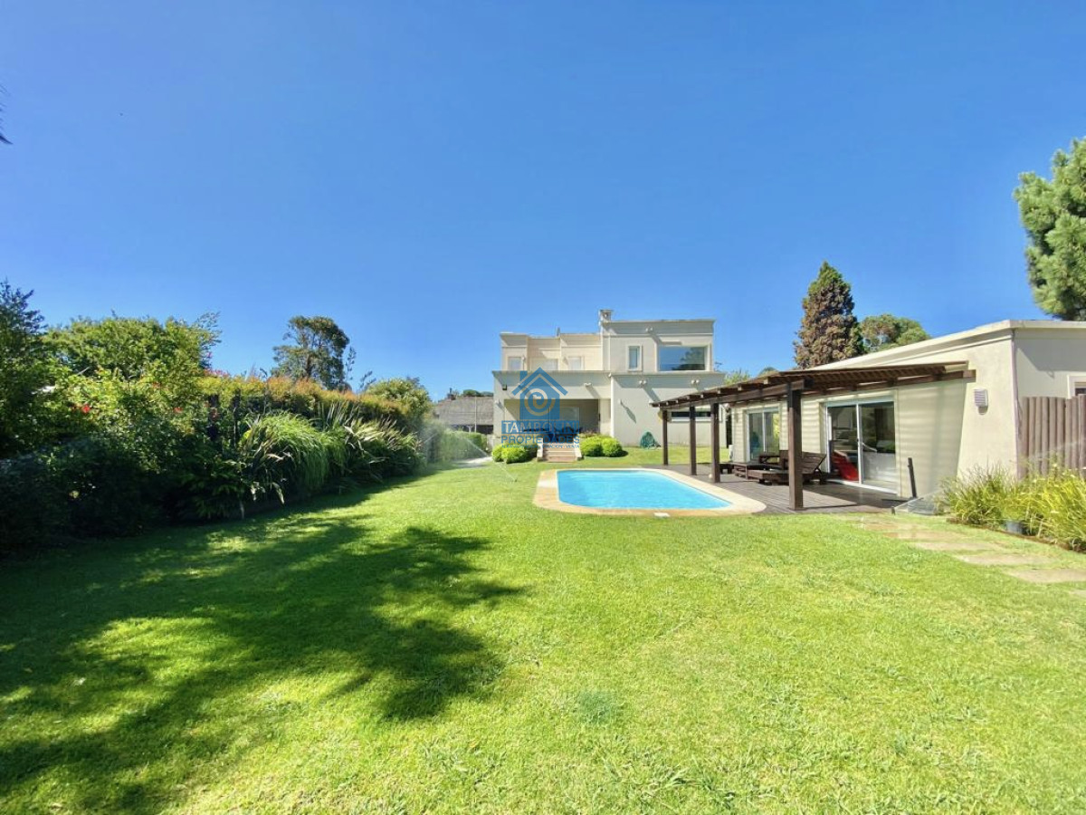 Excelente Casa de 4 Dormitorios, Piscina Climatizada y Barbacoa en Pinares, Punta del Este