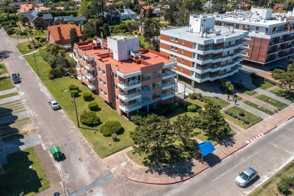 ALQUILA APARTAMENTO 2 DORMITORIOS MANSA FTE AL MAR PUNTA DEL ESTE 