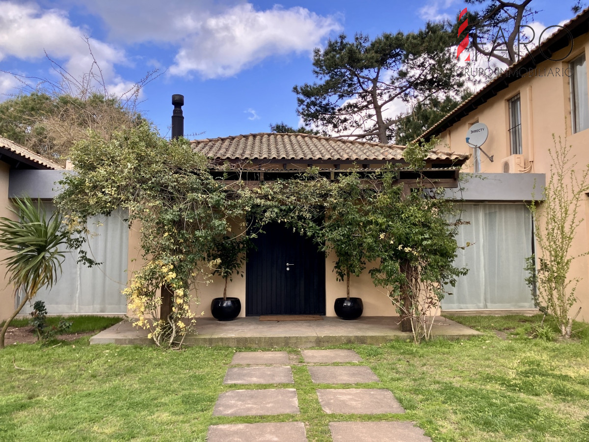 Casa en Rincón del Indio 4 dormitorios con parrillero y piscina