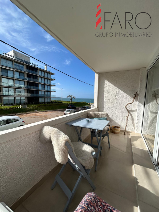 Apartamento en Venta de 3 dormitorios en primera linea de Playa Mansa, Punta del Este 