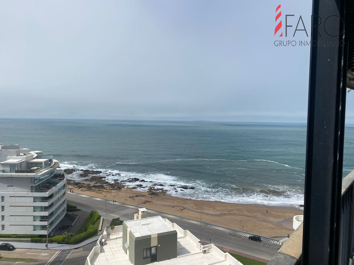 Piso alto con vista al mar en península 