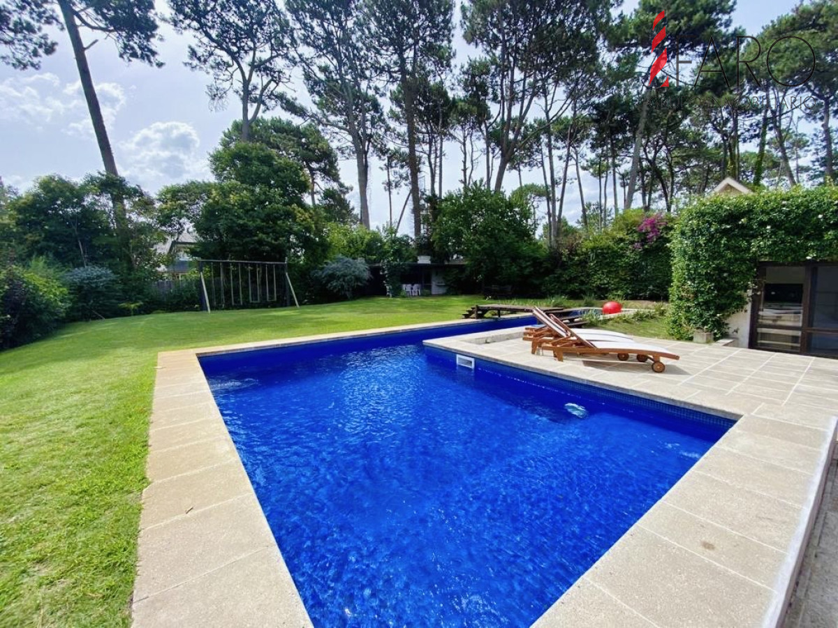 Cómoda Casa de 5 Dormitorios y Piscina Climatizada en Punta del Este