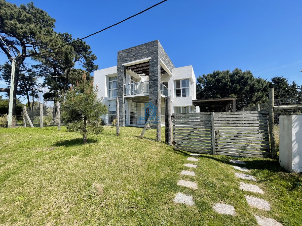 Muy Buena Casa de 5 Dormitorios y Piscina en Rincón del Indio, a Pocos Metros del Mar